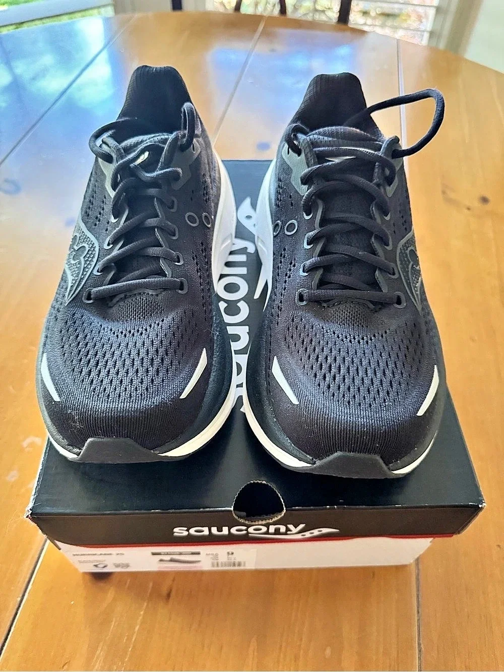 NEW with box Saucony Hurricane 25 Black & White US 9